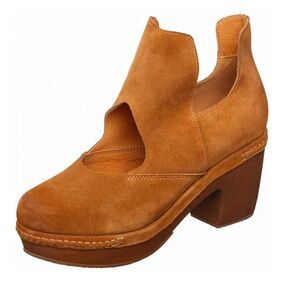 Anthropologie antelope 8.5 violet suede clog heels